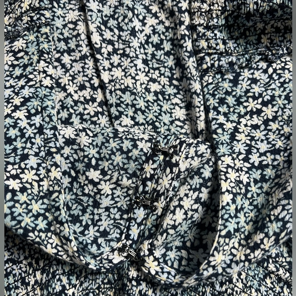3/$21 Abercrombie & Fitch top - Picture 9 of 9